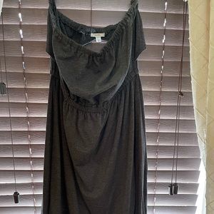 Sleeveless dress with a cutout back